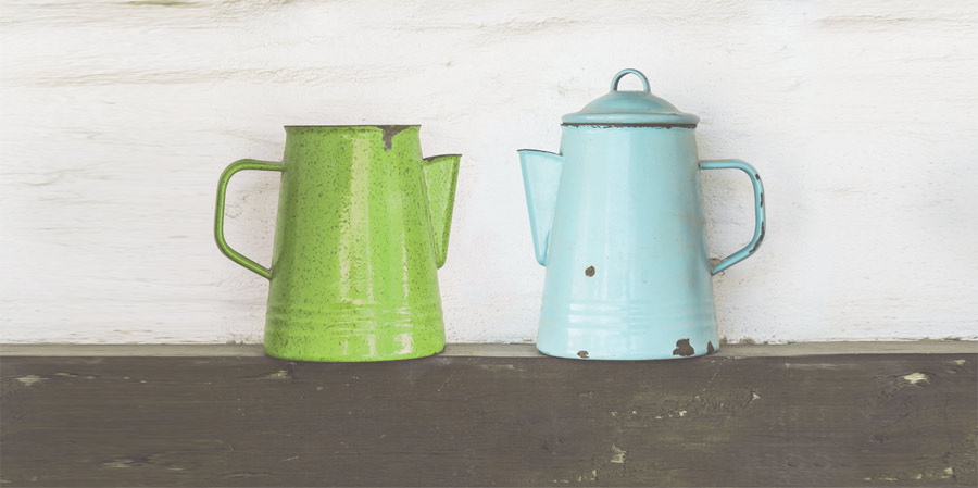 zwei einander zugewande Kannen